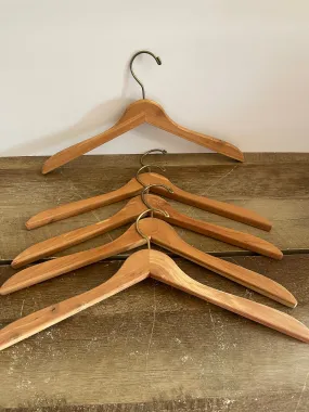 <€€ Lot/5 Vintage 17” Natural Wood Colored Hangers Suit Coat Jacket